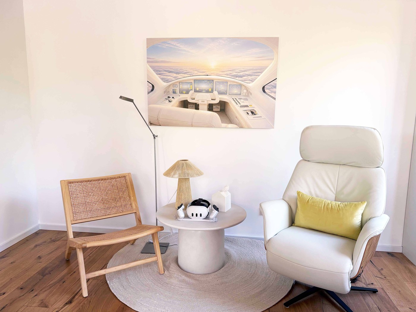 Weißer Therapiesessel mit Hypnose-Cockpit-Bild